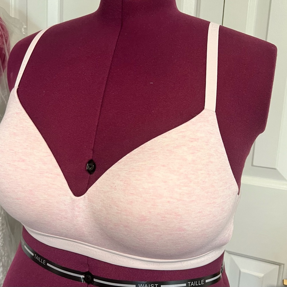 THE T-SHIRT Victoria’s Secret 40C
Lightly Lined Wireless Cotton Bra - Picture 3 of 13
